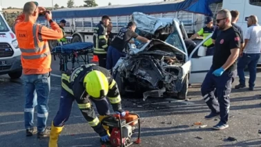 Mersin'de feci kaza: Tıra arkadan çarpan araçta 2 kişi öldü