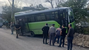Kocaeli'de kontrolden çıkan halk otobüsü duvara çarptı