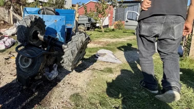 Tarım aracı devrildi, altında kalan kadın kurtarılamadı