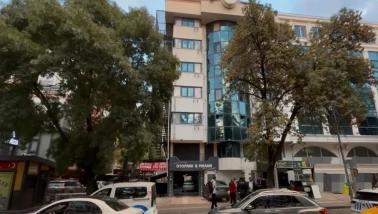 Ankara'da otelin 6'ncı katından otomobilin üstüne düştü