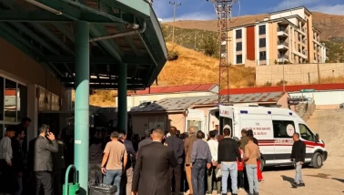 Hakkari'de araçlar kafa kafaya çarpıştı