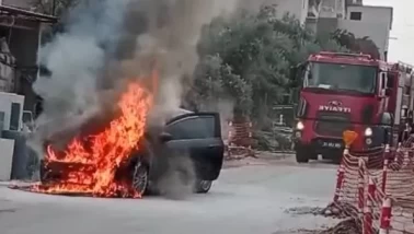 Park halindeki otomobilde yangın: Araç kullanılamaz hale geldi!