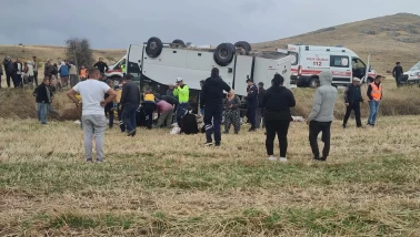 Afyonkarahisar Şuhut’ta midibüs şarampole devrild