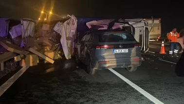 TEM’de karşı şeride geçen TIR can aldı