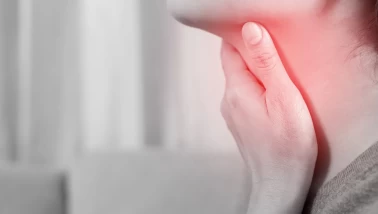 Boğaz ağrısına ne iyi gelir? Evde uygulanabilecek yöntemler ve önemli belirtiler