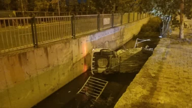 Kayseri'de otomobil su kanalına uçtu