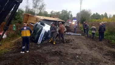 Samsun'da kum yüklü kamyon devrildi: Sürücü hayatını kaybetti