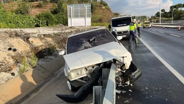 Antalya'da otomobil demir bariyerlere ok gibi saplandı