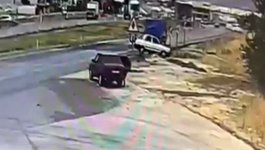Gaziantep’te feci kaza kamerada: Otomobil takla atıp menfeze uçtu!