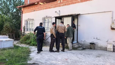 Sabah uyandıklarında babalarını salonda hareketsiz buldular