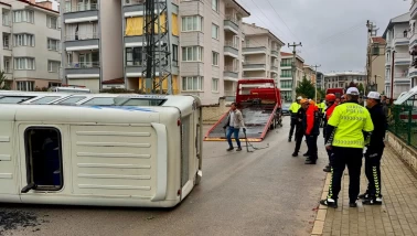 İki minibüs çarpıştı, biri devrildi! Yaralıların çoğu öğrenci