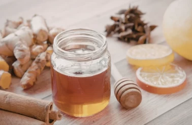 Akne ve leke karşıtı bal-tarçın maskesi