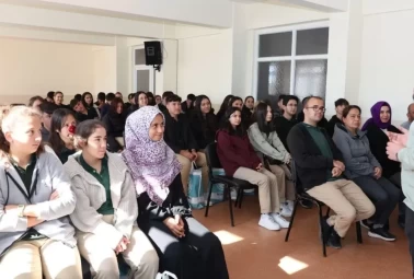 Başkan Önge’den gençlere büyük destek: Kitap, burs ve gençlik meclisi müjdesi