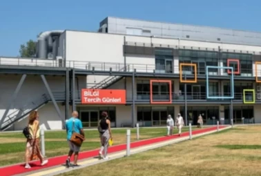 Mezunlar ve öğrenciler panikte! İstanbul Bilgi Üniversitesi diplomaları iptal mi edilecek? YÖK mevzuatı ne diyor?