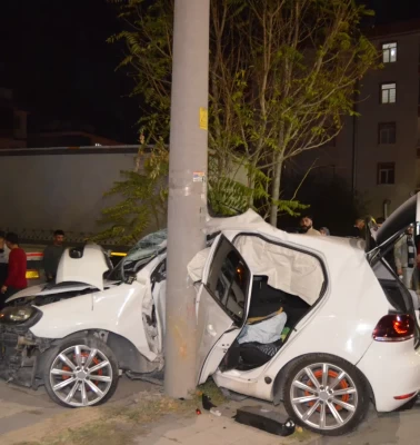 Aksaray’da feci kaza! Otomobil direğe çarptı, 2 kişi ağır yaralı