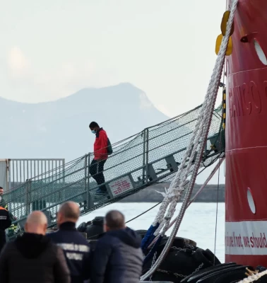 Life Support gemisi 113 göçmenle Napoli Limanı’na ulaştı