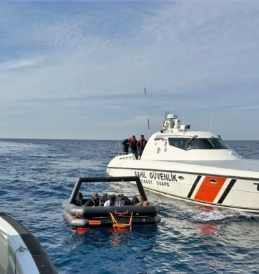 İzmir açıklarında 10 düzensiz göçmen kurtarıldı