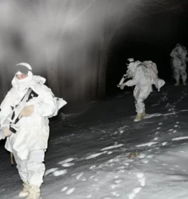 Mehmetçiğin karlı arazide gece eğitimi