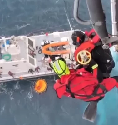 Ege Denizi'nde can pazarı: MSB helikopteri şiddetli fırtınada 2 kişiyi kurtardı!