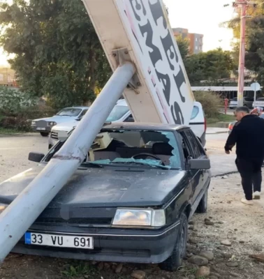 Mersin'de kontrolden çıkan kamyon tabelayı devirdi! Park halindeki araca zarar verdi