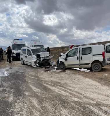 Malatya’da iki hafif ticari araç çarpıştı: 4 yaralı
