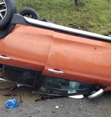 Kayganlaşan yolda 2 otomobil çarpıştı, çok sayıda yaralı var!