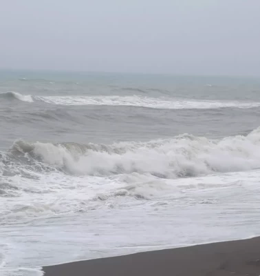 Akçakoca’da dev dalgalar kıyıya vurdu: Balıkçılar limana sığındı