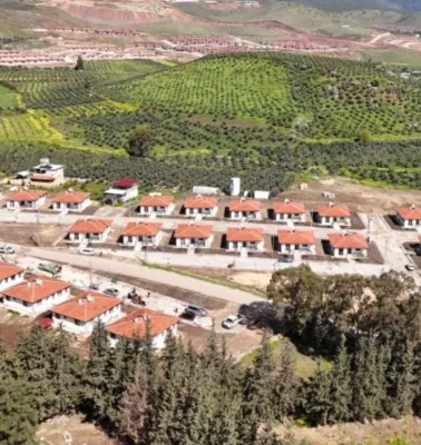 Hatay’da yaralar sarılıyor: Kırıkhan’da 28 köy evi daha sahiplerine teslim edildi!