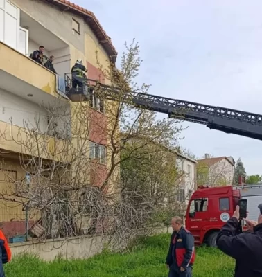 Evi ateşe verdi, babasını arayıp "evi yaktım gel" dedi