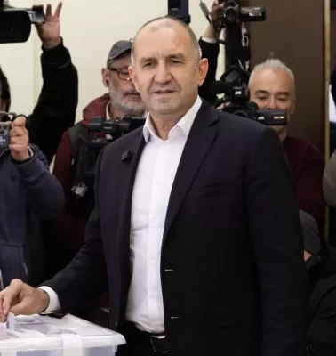 Bulgaristan'da eski Cumhurbaşkanı Radev, genel seçimi birinci tamamladı