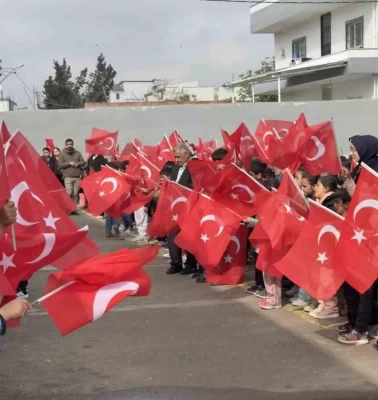 Şanlıurfa'da sevgi koridoru: Okula bayrak ve çiçeklerle gittiler