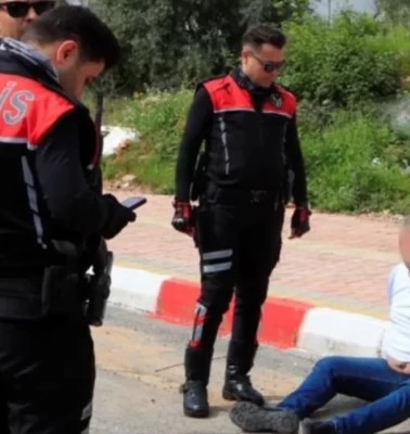 Antalya’da nefes kesen kovalamaca: Polisten kaçamadı, poşetinden 'servet' çıktı!