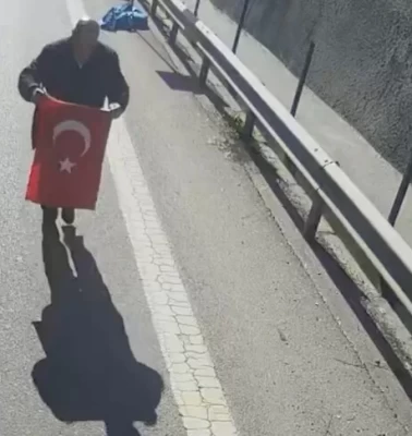 Otobüs şoföründen alkışlanacak hareket: Aracı durdurup Türk bayrağını yerden aldı