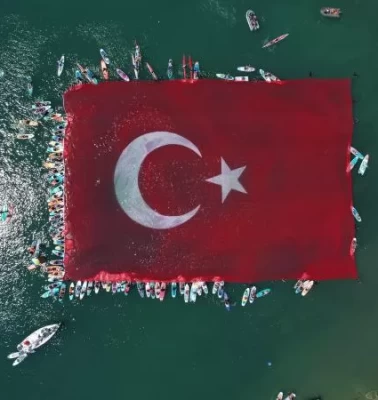 Sapanca Gölü'nde 1923 metrekarelik Türk bayrağı