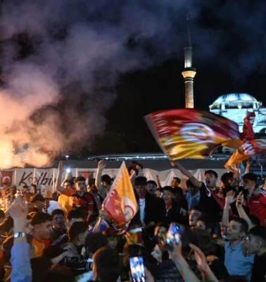 Türkiye sarı-kırmızıya boyandı: Galatasaray'ın şampiyonluğu ülkenin dört bir yanında coşkuyla kutlanıyor