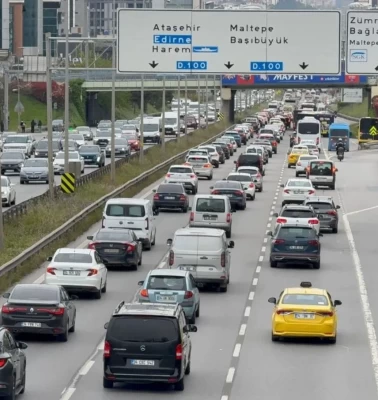 İstanbul'da haftanın ilk günü trafik felç! Anadolu Yakası kilitlendi, yoğunluk %80'e ulaştı!