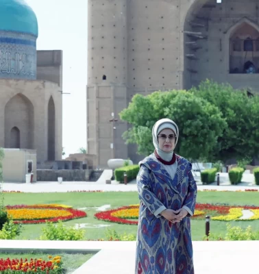 Emine Erdoğan’dan anlamlı ziyaret: Hoca Ahmet Yesevi Türbesi'nde dua etti