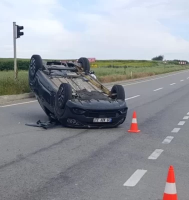 Tekirdağ'da kamyonetle çarpışan otomobil ters döndü