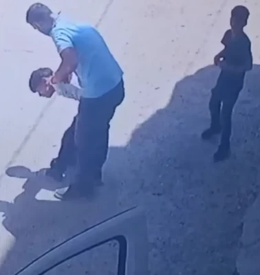 Oğluyla kavga eden çocukları sokak ortasında yumrukladı! Bağırınca ağzını kapattı