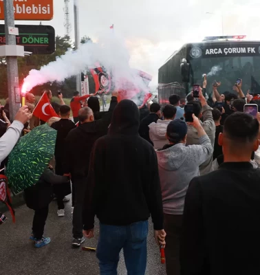 Çorum FK kafilesi kentte meşalelerle karşılandı