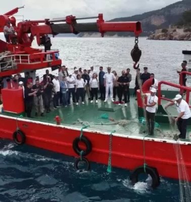 Denizden 500 metrelik hayalet ağ çıkarıldı