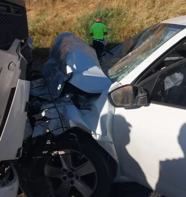 Otomobil ile tır kafa kafaya çarpıştı
