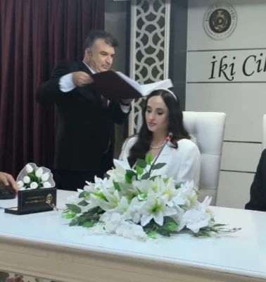 Polis çiftin en mutlu günü: Nikah salonuna süslenmiş ekip otosuyla geldiler