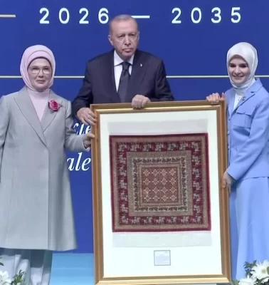 Cumhurbaşkanı Erdoğan'a takdim edilen 'Pazırık halısı' 360 bin ilmekle işlendi