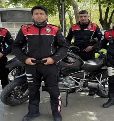Araba sürerken boğazına erik kaçan sürücüyü polis kurtardı!