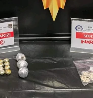 Midesinden adeta yasaklı madde fabrikası çıktı: Eskişehir yolunda yakayı ele verdi
