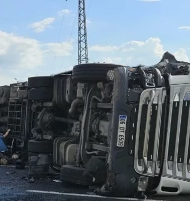 Ağrı'da zincirleme kaza: Tır motosikletin üzerine devrildi, 1 ölü 4 yaralı