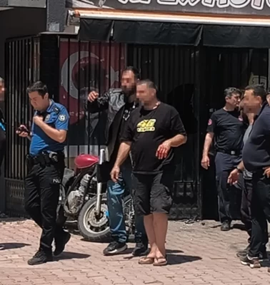 Önce üzerine benzin döktü sonra eline bıçak aldı! Polisler ikna etmek için saatlerce çabaladı