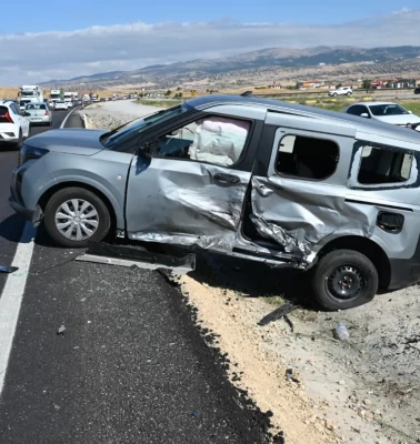 Kırıkkale'de 4 aracın karıştığı zincirleme kaza: 2'si çocuk 3 yaralı