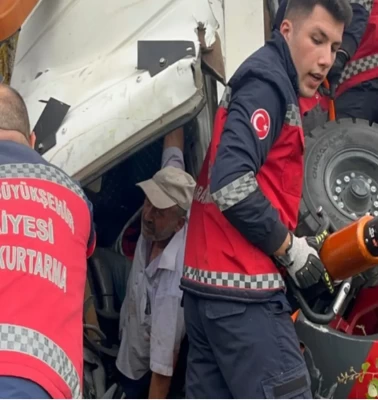 Sakarya'da vinçli kamyonet devrildi: 1 yaralı